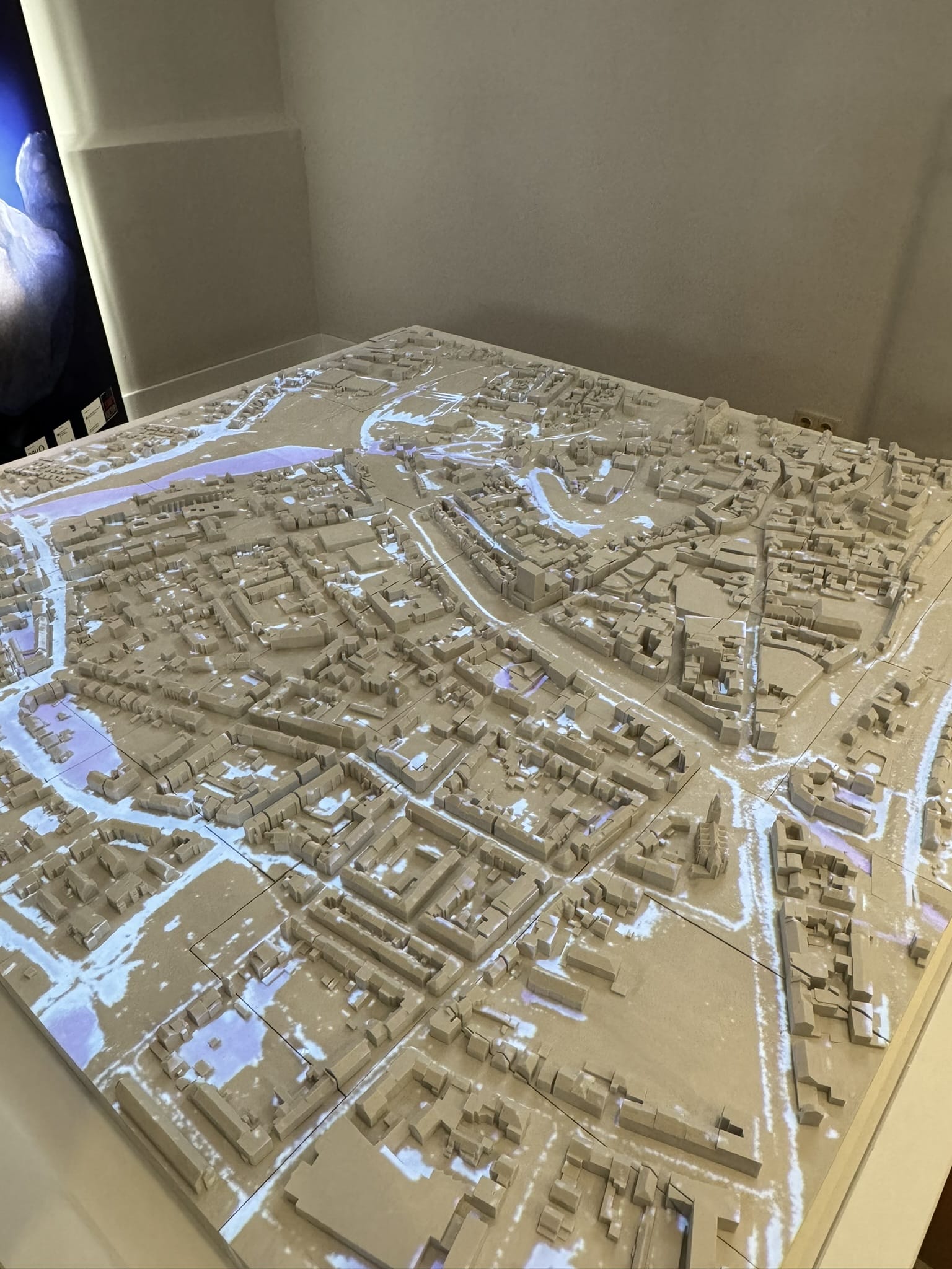 Starkregengefahrenkarte Paderborn im 3D-Modell visualisiert Starkregengefahrenkarte Paderborn im 3D-Modell visualisiert
