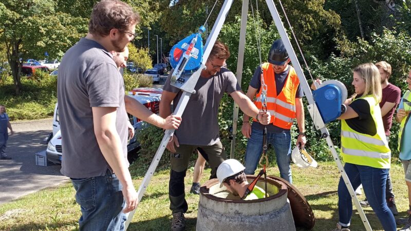 Arbeitssicherheit - Mitarbeitende checken ihre Sicherheit